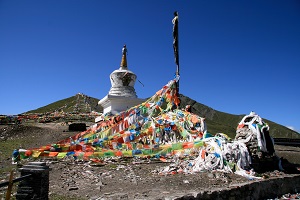 チベット文化圏の象徴：仏塔と祈りの経文（ルンタ）