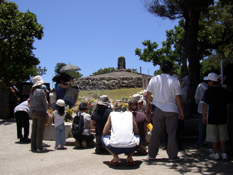 【写真1】慰霊の日の魂魄之塔の参拝風景（2008年）