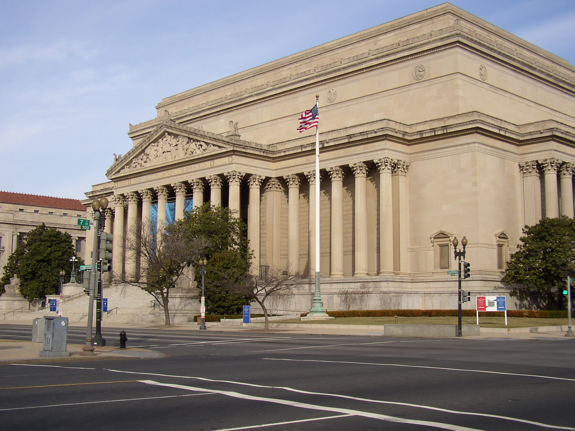 写真5：アーカイブ米国国立公文書館本館